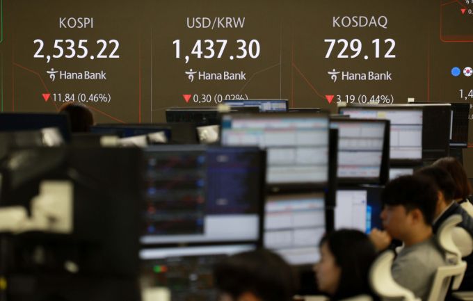 지난 23일 오전 서울 중구 하나은행 딜링룸 전광판에 지수가 표시되고 있다./사진제공=뉴시스