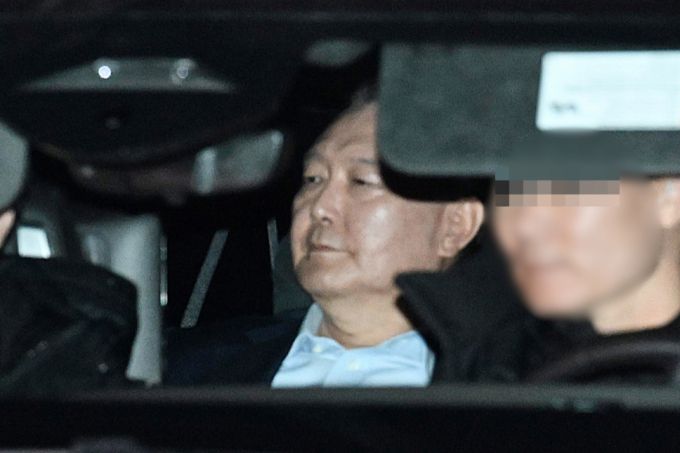 윤석열 대통령이 지난 15일 경기 과천시 정부과천청사 고위공직자범죄수사처(공수처)에서 조사를 마친 뒤 경기 의왕시 서울구치소로 향하는 모습. /사진=뉴시스, 공동취재