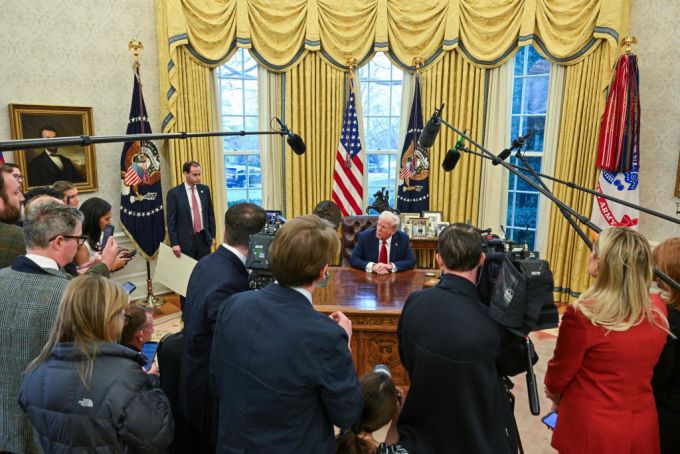 도널드 트럼프 미국 대통령이 30일(현지시간) 워싱턴 백악관에서 행정명령에 서명을 하기 전에 취재진을 만나고 있다. /AFP=뉴스1