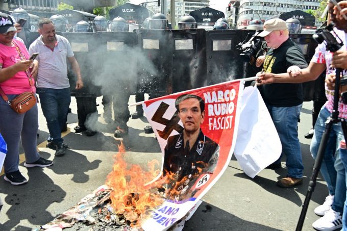 2일(현지시간) 파나마 수도 파나마시티에서 시위대가 마코 루비오 미국 국무부 장관이 있는 현수막을 불태우고 있다. /AFPBBNews=뉴스1