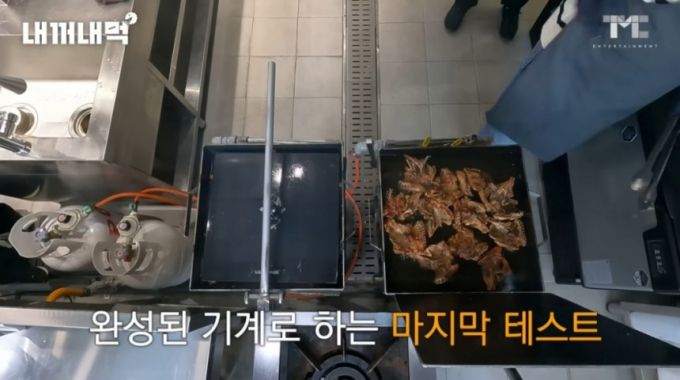 논란이 된 동영상 '[내꺼내먹_백스비어] 이것까지 메뉴로 만들었습니다.'에서 고압 액화가스 옆에서 요리하는 장면. /사진=백종원 유튜브 채널 캡처