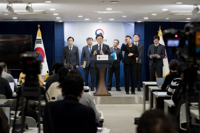 유상임 과학기술정보통신부 장관이 4일 오전 서울 종로구 정부서울청사 본관 브리핑룸에서 '2025년도 과기정통부 핵심과제 추진상황' 관련 브리핑을 하고 있다. 뒷줄 왼쪽부터 임요업 과학기술혁신조정관, 송상훈 정보통신정책실장, 황판식 연구개발정책실장, 류제명 네트워크정책실장, 구혁채 기획조정실장. / 사진제공=과기정통부