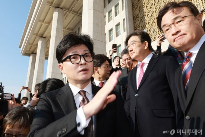 (서울=뉴스1) 이재명 기자 = 당 대표 사퇴 의사를 밝힌 한동훈 국민의힘 대표가 16일 오전 서울 여의도 국회를 나서며 권성동 원내대표, 김대식 원내수석대변인과 인사를 하고 있다. (공동취재) 2024.12.16/뉴스1  Copyright (C) 뉴스1. All rights reserved. 무단 전재 및 재배포,  AI학습 이용 금지. /사진=(서울=뉴스1) 이재명 기자