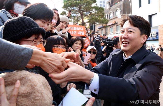 (서울=뉴스1) 김명섭 기자 = 이준석 개혁신당 국회의원이 2일 서울 마포구 홍대거리에서 현안 기자회견에 앞서 지지자들과 인사를 하고 있다. 2025.2.2/뉴스1  Copyright (C) 뉴스1. All rights reserved. 무단 전재 및 재배포,  AI학습 이용 금지. /사진=(서울=뉴스1) 김명섭 기자