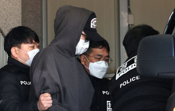 '서부지법 난입' 사태 당시 '녹색 점퍼 남성'으로 알려진 20대 A 씨가 4일 오후 서울 마포구 서부지법에서 열리는 영장실질심사(구속 전 피의자심문)에 출석하기 위해 마포경찰서를 나서고 있다.  A 씨는 지난달 19일 윤석열 대통령 구속영장 발부에 반발해 소화기로 법원 창문과 유리문을 깬 뒤 법원에 난입한 혐의를 받는다. /사진=뉴스1.