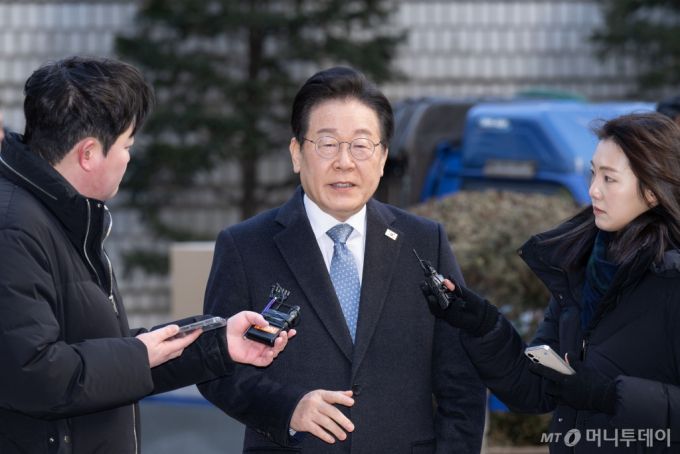 (서울=뉴스1) 박세연 기자 = 이재명 더불어민주당 대표가 4일 서초구 서울중앙지법에서 열린 '대장동·위례·성남FC·백현동 의혹' 관련 특정범죄가중처벌등에관한법률위반(뇌물) 혐의 공판에 출석하며 취재진 질문에 답하고 있다. (공동취재)2025.2.4/뉴스1  Copyright (C) 뉴스1. All rights reserved. 무단 전재 및 재배포,  AI학습 이용 금지. /사진=(서울=뉴스1) 박세연 기자