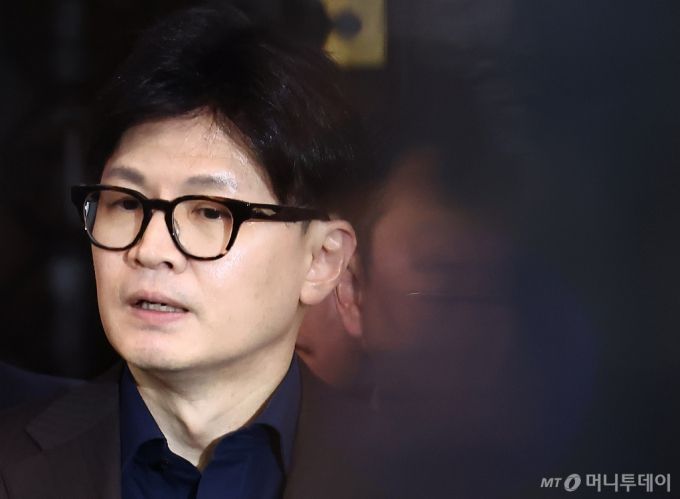 (서울=뉴스1) 김민지 기자 = 한동훈 국민의힘 대표를 비롯한 의원들이 4일 새벽 서울 여의도 국회 본회의장 앞에서 윤석열 대통령의 비상계엄 해제 대국민담화 관련 입장 발표를 하고 있다. 2024.12.4/뉴스1  Copyright (C) 뉴스1. All rights reserved. 무단 전재 및 재배포,  AI학습 이용 금지. /사진=(서울=뉴스1) 김민지 기자