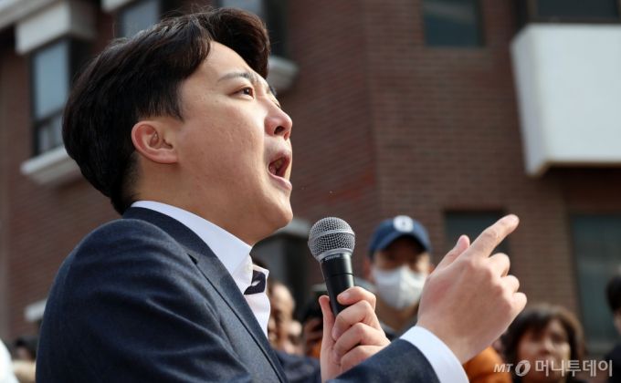 (서울=뉴스1) 김명섭 기자 = 이준석 개혁신당 국회의원이 2일 서울 마포구 홍대거리에서 현안 기자회견을 하고 있다. 2025.2.2/뉴스1  Copyright (C) 뉴스1. All rights reserved. 무단 전재 및 재배포,  AI학습 이용 금지. /사진=(서울=뉴스1) 김명섭 기자