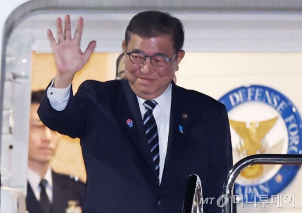 이시바 시게루 일본 총리가 6일(현지시간) 도쿄 국제공항에서 도널드 트럼프 대통령과 첫 정상회담을 위해 전용기를 타고 있는 모습. /AFP=뉴스1