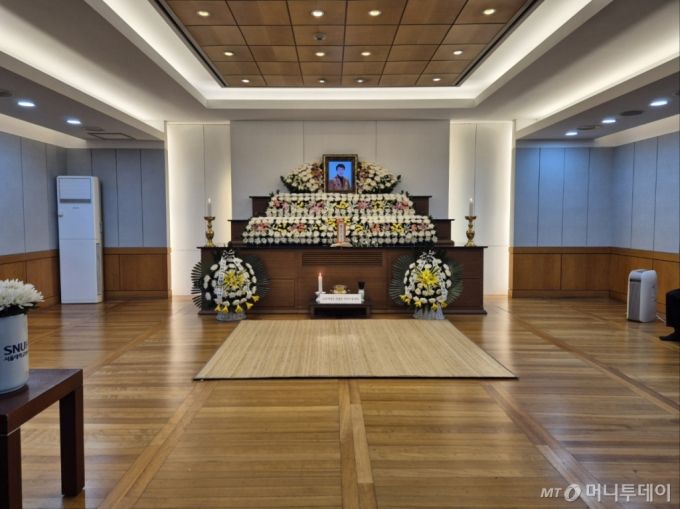 빈소에 고 송대관씨의 영정사진이 놓여있다. 분향소 내에서는 송씨의 노래 '주 안에 있는 나에게'가 흘러나오기도 했다. /사진=박진호 기자.
