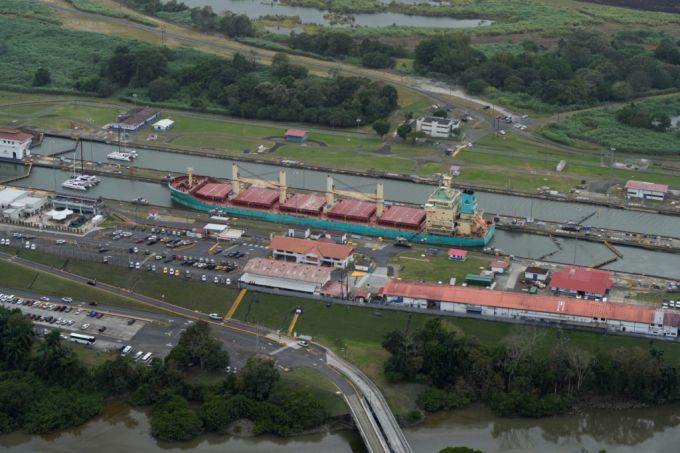 화물선이 지난 1월 파나마 운하의 미라플로레스 수문을 통과하고 있다. /로이터=뉴스1