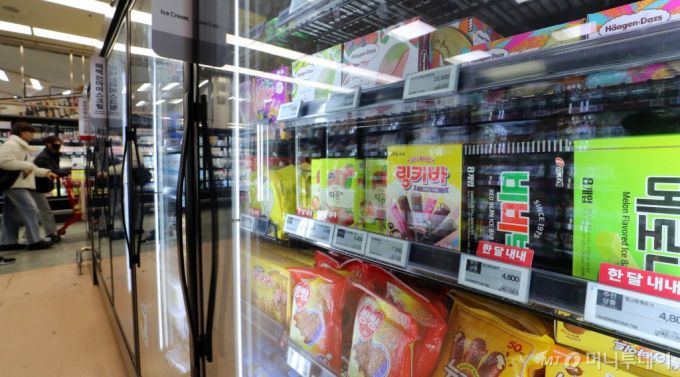 [서울=뉴시스] 김혜진 기자 = 빙그레가 다음달부터 커피·과채음료 및 아이스크림 일부 제품의 가격 인상을 추진한다고 7일 밝혔다. 커피음료 '아카페라 사이즈업' 350ml의 소비자 가격이 2400원에서 2600원으로 200원, 과채음료 '따옴' 235ml는 2400원에서 2700원으로 300원 각각 오른다. 아이스크림 제품 중에는 더위사냥 등이 800원에서 1000원으로, 슈퍼콘·붕어싸만코 등이 1200원에서 1400원으로 인상된다. 7일 서울시내 한 대형마트에 아이스크림이 진열돼 있다. 2025.02.07. jini@newsis.com /사진=김혜진