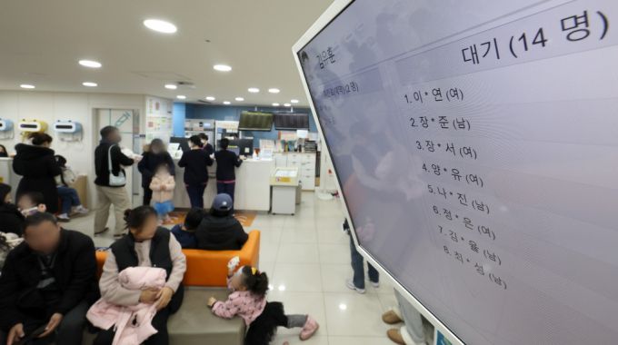 독감 환자 숫자가 8년 만에 연일 최고치를 경신한 지난달 서울의 한 어린이병원을 찾은 환자와 보호자가 진료를 받기 위해 대기하는 모습./사진=뉴스1