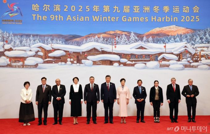 [서울=뉴시스] 조성봉 기자= 우원식 국회의장이 7일 헤이룽장성 하얼빈시 타이양다오 호텔에서 열린 동계아시안게임 개막식 참석 주요 인사 대상 환영 오찬에서 시진핑 중국국가주석, 아시프 알리 자르다리 파키스탄 대통령, 패통탄 친나왓 태국 총리와 토마스 바흐 국제올림픽위원회(IOC) 위원장 등과 기념촬영을 하고 있다.(사진=국회의장실 제공) 2025.02.07. photo@newsis.com *재판매 및 DB 금지 /사진=