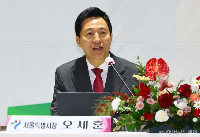 오세훈 서울시장이 6일 경기 하남시청에서 열린 하남-서울 기후동행카드 업무협약식에서 인사말을 하고 있다. 2025.02.06. /사진=뉴시스 /사진=