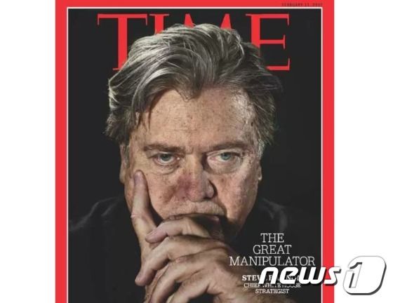 2017년 2월2일(현지시간) 공개된 미국 시사주간지 '타임'의 표지. 당시 도널드 트럼프 대통령의 최측근이자 책사로 불린 스티브 배넌 백악관 수석전략가의 얼굴 사진이 표지로 쓰였다. /사진=뉴스1