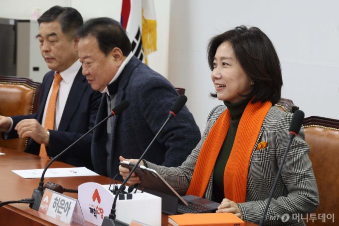 [서울=뉴시스] 조성봉 기자= 허은아 개혁신당 대표가 7일 오전 서울 여의도 국회에서 열린 최고위원회의에서 발언을 하고 있다. 2025.02.07. suncho21@newsis.com /사진=조성봉