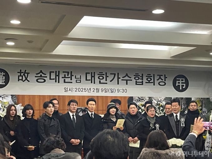 가수 고 송대관씨의 영결식에 동료 가수들이 참석해 조가 '해뜰날'을 부르고 있다. /사진= 이지현 기자.