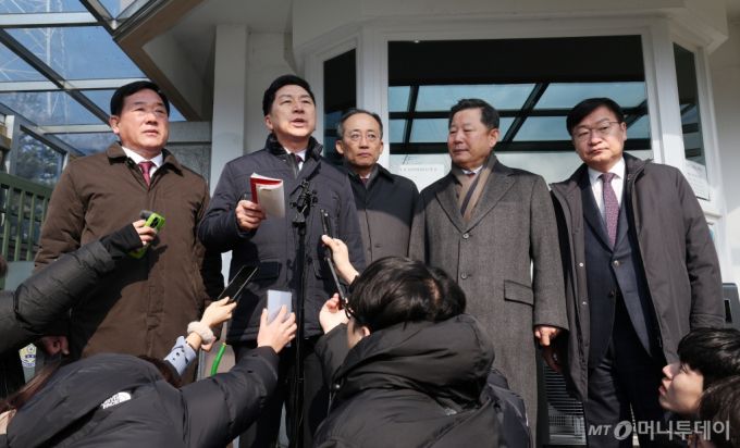 (의왕=뉴스1) 김영운 기자 = 김기현 국민의힘 의원이 10일 오후 경기 의왕시 서울구치소 앞에서 국민의힘 의원들과 함께 윤석열 대통령 면회를 마친 후 취재진 질문에 답하고 있다. 2025.2.10/뉴스1  Copyright (C) 뉴스1. All rights reserved. 무단 전재 및 재배포,  AI학습 이용 금지. /사진=(의왕=뉴스1) 김영운 기자