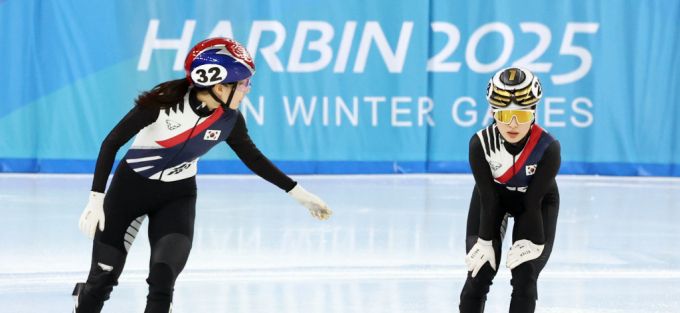 지난 9일 중국 하얼빈 빙상훈련센터에서 열린 '2025 하얼빈 동계아시안게임' 여자 쇼트트랙 3000m 계주 결승에서 대한민국의 최민정이 넘어진 김길리를 위로하는 모습. /사진=뉴시스