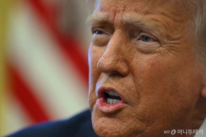 도널드 트럼프 미국 대통령이 지난 4일(현지시간) 워싱턴 백악관에서 유엔 인권이사회와 유엔 팔레스타인 난민구호기구(UNRWA)에서 탈퇴하는 행정명령에 서명을 한 뒤 "유엔은 솔직히 제대로 운영되지 못하고 있다"고 밝히고 있다. / AFP=뉴스1