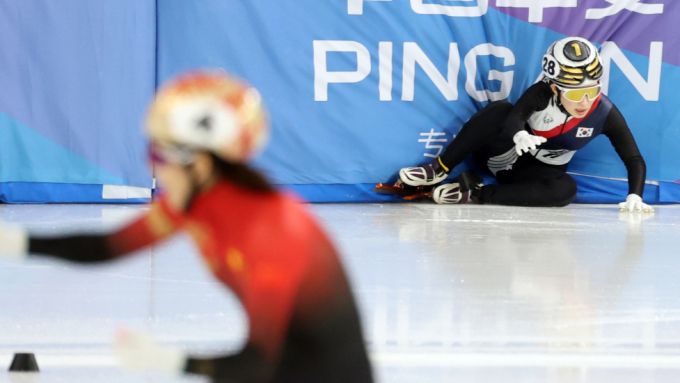 지난 9일 중국 하얼빈 빙상훈련센터에서 열린 '2025 하얼빈 동계아시안게임' 여자 쇼트트랙 3000m 계주 결승에서 넘어진 대한민국 김길리의 모습. /사진=뉴스1