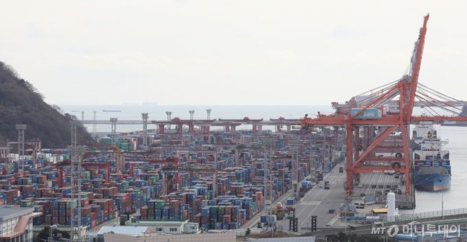 (부산=뉴스1) 윤일지 기자 = 6일 오후 부산항 신선대부두 야적장에 컨테이너가 가득 쌓여 있다.   한국은행이 이날 발표한 국제수지 잠정 통계에 따르면 지난해 12월 경상수지는 123억 7000만 달러 흑자로 집계됐다. 같은 12월끼리 비교하면 역대 최대 흑자 기록이다. 이에 따라 작년 연간 누적 경상수지는 990억 4000만 달러 흑자로, 2023년(328억2000만달러)의 3배를 넘어섰을 뿐 아니라 한은의 연간 전망치(900억달러)도 웃돌았다. 2025.2.6/뉴스1  Copyright (C) 뉴스1. All rights reserved. 무단 전재 및 재배포,  AI학습 이용 금지. /사진=(부산=뉴스1) 윤일지 기자