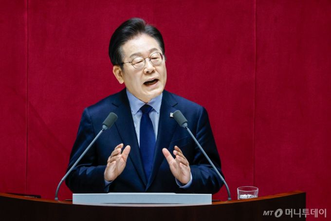 (서울=뉴스1) 안은나 기자 = 이재명 더불어민주당 대표가 10일 서울 여의도 국회 본회의장에서 '회복과 성장'을 주제로 제422회 국회(임시회) 교섭단체 대표연설을 하고 있다. 2025.2.10/뉴스1  Copyright (C) 뉴스1. All rights reserved. 무단 전재 및 재배포,  AI학습 이용 금지. /사진=(서울=뉴스1) 안은나 기자