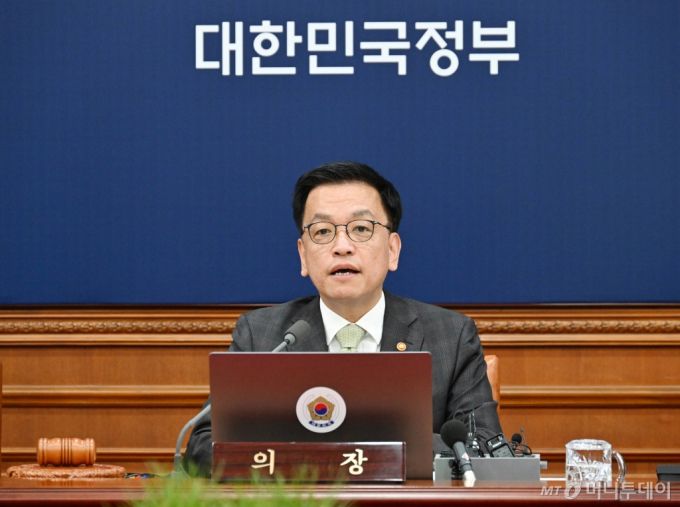 (서울=뉴스1) 박지혜 기자 = 최상목 대통령 권한대행 부총리 겸 기획재정부 장관이 4일 서울 종로구 정부서울청사에서 열린 '제5회 국무회의'를 주재하고 있다. (기획재정부 제공) 2025.2.4/뉴스1  Copyright (C) 뉴스1. All rights reserved. 무단 전재 및 재배포,  AI학습 이용 금지. /사진=(서울=뉴스1) 박지혜 기자