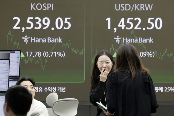 코스피가 전 거래일보다 17.78포인트(0.71%) 오른 2539.05로 장을 마친 11일 서울 중구 하나은행 딜링룸. /사진=뉴시스