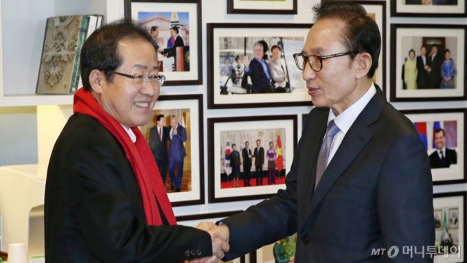 자유한국당 대표 홍준표가 3일 오후 서울 강남구 대치동 이명박 전 대통령 사무실을 방문해 악수를 하고 있다. /사진=이동훈 기자 /사진=이동훈 기자 photoguy@