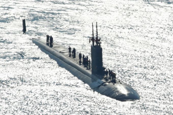 미국 해군 로스엔젤레스급 원자력(핵) 추진 잠수함 '알렉산드리아함'(SSN 757·6900톤급)이 지난 10일 오전 부산 남구 해군작전사령부 부산작전기지에 입항하고 있다. 1991년 취역한 알렉산드리아함은 길이 110m, 폭 10m 규모다. 핵 추진 잠수함은 고정밀 장거리 타격이 가능하고 핵탄두 장착이 가능하다는 점에서 압도적 무기로 평가된다. / 사진=뉴스1