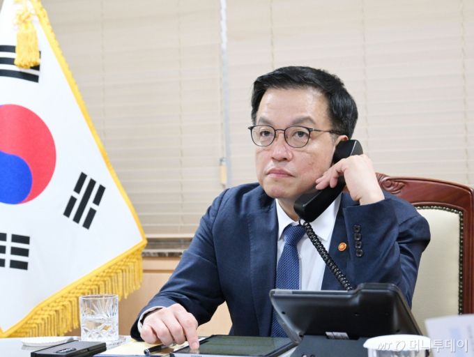 [서울=뉴시스] 최진석 기자 = 최상목 대통령 권한대행 부총리 겸 기획재정부 장관이 12일 서울 종로구 정부서울청사에서 도날드 투스크 폴란드 총리와 통화하고 있다. (사진=기획재정부 제공) 2025.02.12.