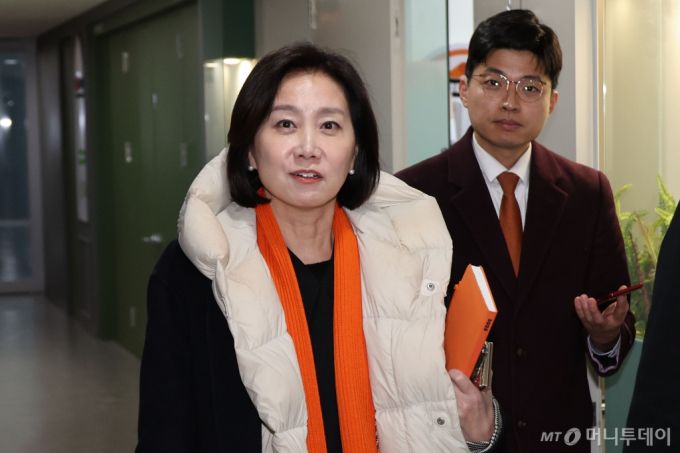 당원소환 투표 효력정지가처분 신청이 기각돼 대표직을 상실한 허은아 전 개혁신당 대표가 10일 오후 서울 영등포구 내 사무실에서 나와 이동하고 있다. 천하람 개혁신당 당대표 권한대행 겸 원내대표와 허 전 대표는 이날 오후 비공개 회동을 할 예정이었으나 연기했다. 2025.02.10.  /사진=뉴시스