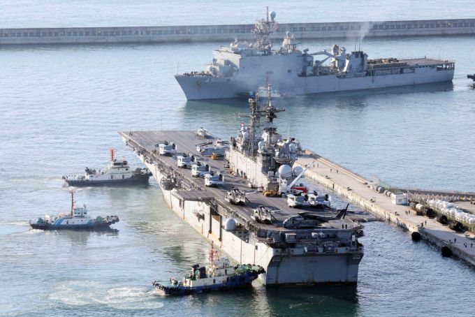 미국 해군 아메리카급 강습상륙함 1번함 '아메리카함'(LHA-6·4만5000t급·사진 아래)과 휘드비 아일랜드급 상륙함인 '컴스톡함'(LSD-45·1만6000t급·위)이 지난해 9월 5일 오전 부산 남구 해군작전사령부 부산작전기지에 입항하고 있다. 2014년 취역한 아메리카함은 길이 257m, 폭 32m 크기로, 이 함정이 우리나라에 입항한 것은 이번이 처음이다./사진=뉴시스