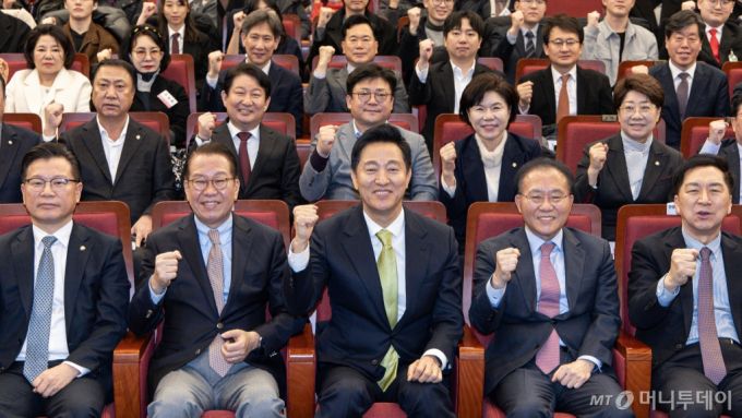 (서울=뉴스1) 이재명 기자 = 오세훈 서울시장과 권영세 국민의힘 비상대책위원장을 비롯한 참석자들이 12일 오전 서울 여의도 국회 도서관 대강당에서 서울특별시 ·서울연구원 주최로 열린 87체제 극복을 위한 지방분권 개헌 토론회에서 기념촬영을 하고 있다. 2025.2.12/뉴스1  Copyright (C) 뉴스1. All rights reserved. 무단 전재 및 재배포,  AI학습 이용 금지. /사진=(서울=뉴스1) 이재명 기자