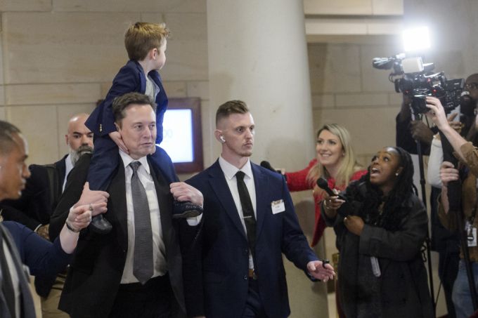 트럼프 2기 행정부 정부효율부(DOGE) 수장으로 내정된 일론 머스크 테슬라 최고경영자(CEO)가 2024년 12월5일(현지시각) 아들 엑시 애시 에이 트웰브(X Æ A-Xii)를 목말 태우고 워싱턴DC 의회 회의장으로 이동하고 있다. /AP=뉴시스