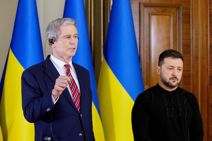 스콧 베센트 미국 재무부 장관(왼쪽)이 12일(현지시간) 우크라이나에서 볼로디미르 젤렌스키 우크라이나 대통령과 회담 후 기자회견을 하고 있다. /AFPBBNews=뉴스1