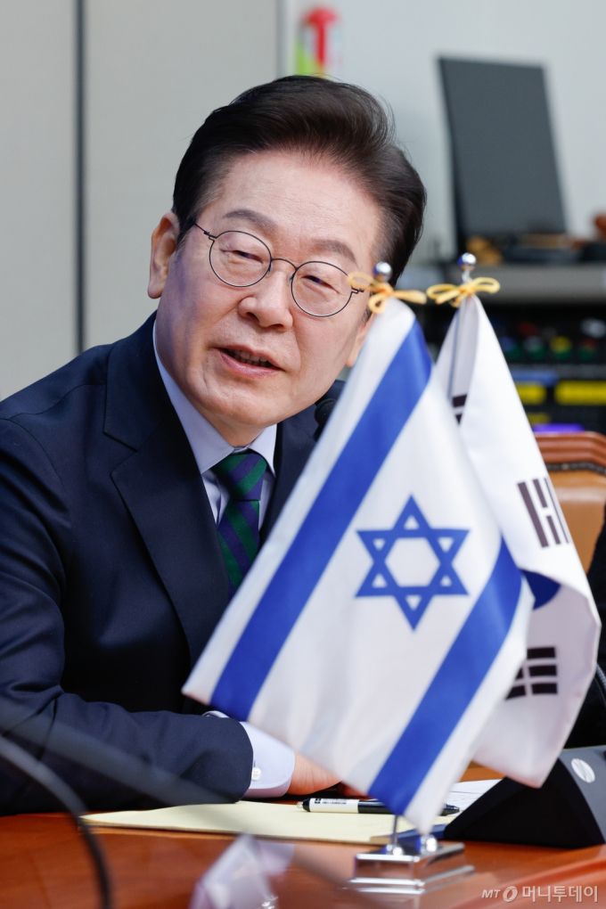 (서울=뉴스1) 안은나 기자 = 이재명 더불어민주당 대표가 13일 오전 서울 여의도 국회에서 라파엘 하르페즈(Rafael Harpaz) 주한이스라엘대사를 접견하고 있다. 2025.2.13/뉴스1  Copyright (C) 뉴스1. All rights reserved. 무단 전재 및 재배포,  AI학습 이용 금지. /사진=(서울=뉴스1) 안은나 기자