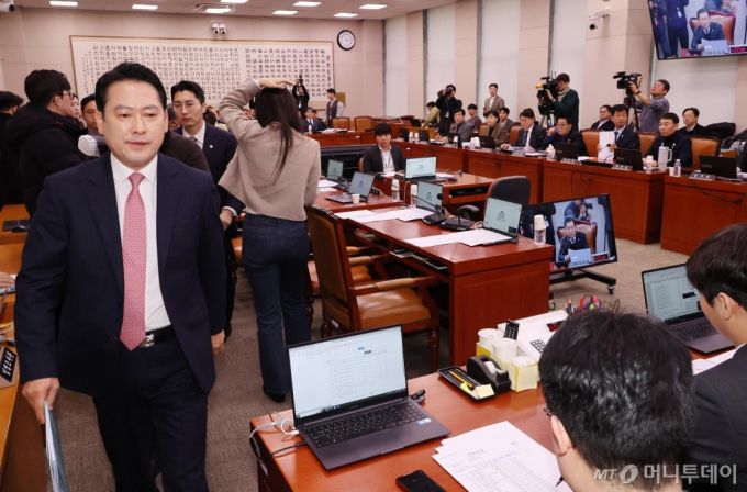 12일 오전 서울 여의도 국회에서 열린 법제사법위원회 전체회의에서 장동혁(왼쪽) 의원 등 국민의힘 의원들이 정청래 위원장이 '명태균 특검법' 상정을 위해 거수 표결을 진행하자 퇴장하고 있다. 2025.02.12. /사진=뉴시스 /사진=조성우