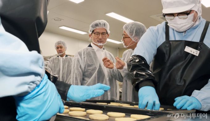 [서울=뉴시스] 홍효식 기자 = 김문수 고용노동부 장관이 11일 오후 경기 용인시 장애인 표준사업장 '희망별숲'을 방문해 사업장 근무환경을 둘러보고 있다. (사진=고용노동부 제공) 2025.02.11. photo@newsis.com *재판매 및 DB 금지 /사진=