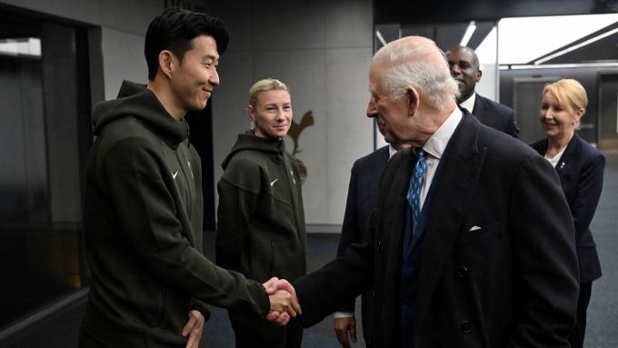 영국의 찰스 3세 국왕(오른쪽)이 12일(현지시간) 런던의 토트넘 홋스퍼 스타디움에 방문해 축구선수 손흥민과 악수하는 모습. /로이터=뉴스1