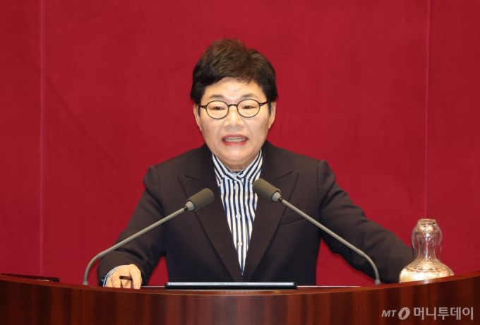 임이자 국민의힘 의원이 14일 서울 여의도 국회에서 열린 제422회 국회(임시회) 제6차 본회의, 교육·사회·문화에 관한 질문에서 질의 전 발언을 하고 있다. 2025.02.14.