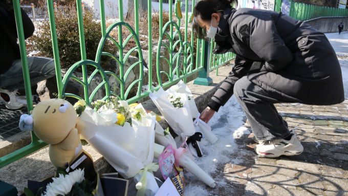 지난 10일 오후 대전 서구 한 초등학교에서 재학생 김하늘양(8)이 교사에 의해 사망하는 사고가 발생했다. 사진은 11일 범행이 발생한 학교에서 인근 주민이 하늘양을 추모하는 모습. /사진=뉴스1