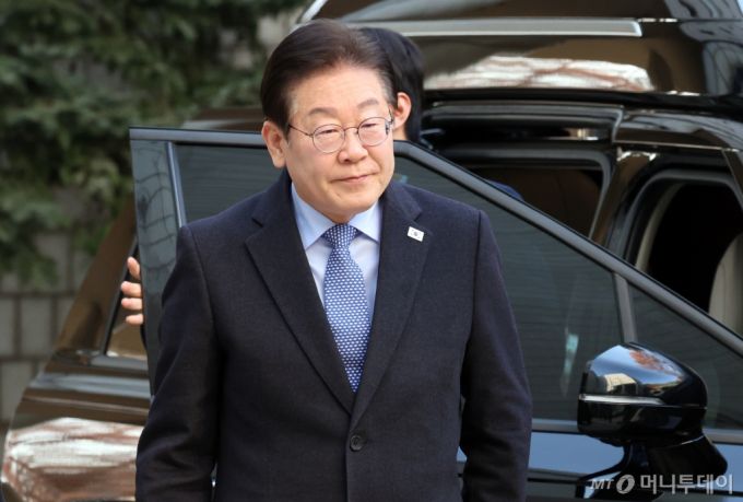 (서울=뉴스1) 김명섭 기자 = 이재명 더불어민주당 대표가 14일 오전 서울 서초구 서울중앙지방법원에서 열린 특정범죄가중처벌등에관한법률위반(뇌물) 등 공판에 출석하고 있다. 2025.2.14/뉴스1  Copyright (C) 뉴스1. All rights reserved. 무단 전재 및 재배포,  AI학습 이용 금지. /사진=(서울=뉴스1) 김명섭 기자