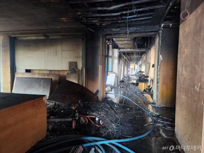 [부산=뉴시스] 원동화 기자 = 14일 오전 화재가 난 부산 기장군 '반얀트리 해운대 부산' 호텔 신축 공사장 모습. 소방당국은 B동 1층 내부 인테리어 작업 중 단열재에서 불이 시작된 것으로 추정했다. (사진=부산소방재난본부 제공) 2025.02.14. photo@newsis.com  *재판매 및 DB 금지 /사진=원동화