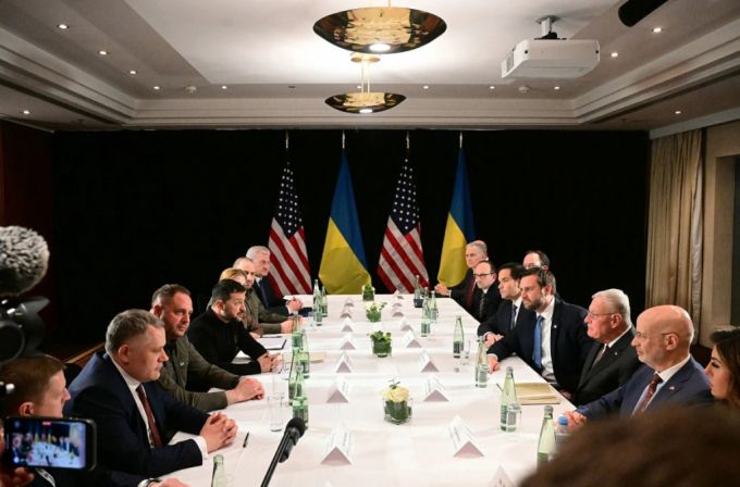 JD 밴스 미국 부통령(오른쪽 가운데)이 14일(현지시간) 뮌엔안보회의 참석한 방문한 독일 뮌헨에서 볼로디미르 젤렌스키 우크라이나 대통령(왼쪽 가운데)과 회담하고 있다. /AFPBBNews=뉴스1