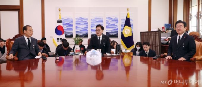 (서울=뉴스1) 국회사진취재단 = 우원식 국회의장(가운데)과 권영세 국민의힘 비상대책위원장(왼쪽), 이재명 더불어민주당 대표가 31일 오후 서울 여의도 국회에서 회동하고 있다. 2024.12.31/뉴스1  Copyright (C) 뉴스1. All rights reserved. 무단 전재 및 재배포,  AI학습 이용 금지. /사진=(서울=뉴스1) 국회사진취재단