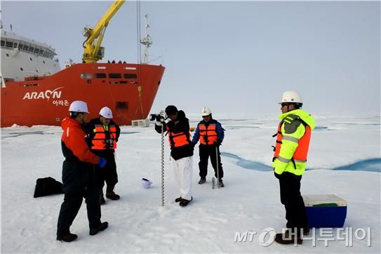북극해 해빙연구를 위해 시추작업 중인 연구원들ⓒ사진=국토부 제공