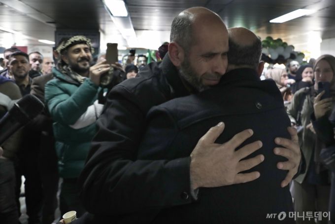 [다마스쿠스=AP/뉴시스] 7일(현지시각) 시리아 다마스쿠스 국제공항 입국장에서 한 시리아 남성이 마중 나온 친척과 눈물의 포옹을 하고 있다. 지난해 12월 8일 시리아 반군이 바샤르 아사드 정권을 축출한 지 한 달 만에 다마스쿠스 국제공항에 처음으로 국제선 민항기가 착륙했다. 2025.01.08. /사진=민경찬